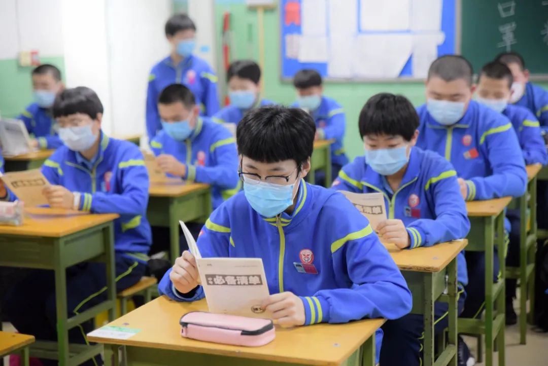 梁校长首先向全体师生推荐了中小学智慧