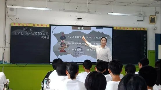 化学组崔盼盼老师通过实验验证“质量守