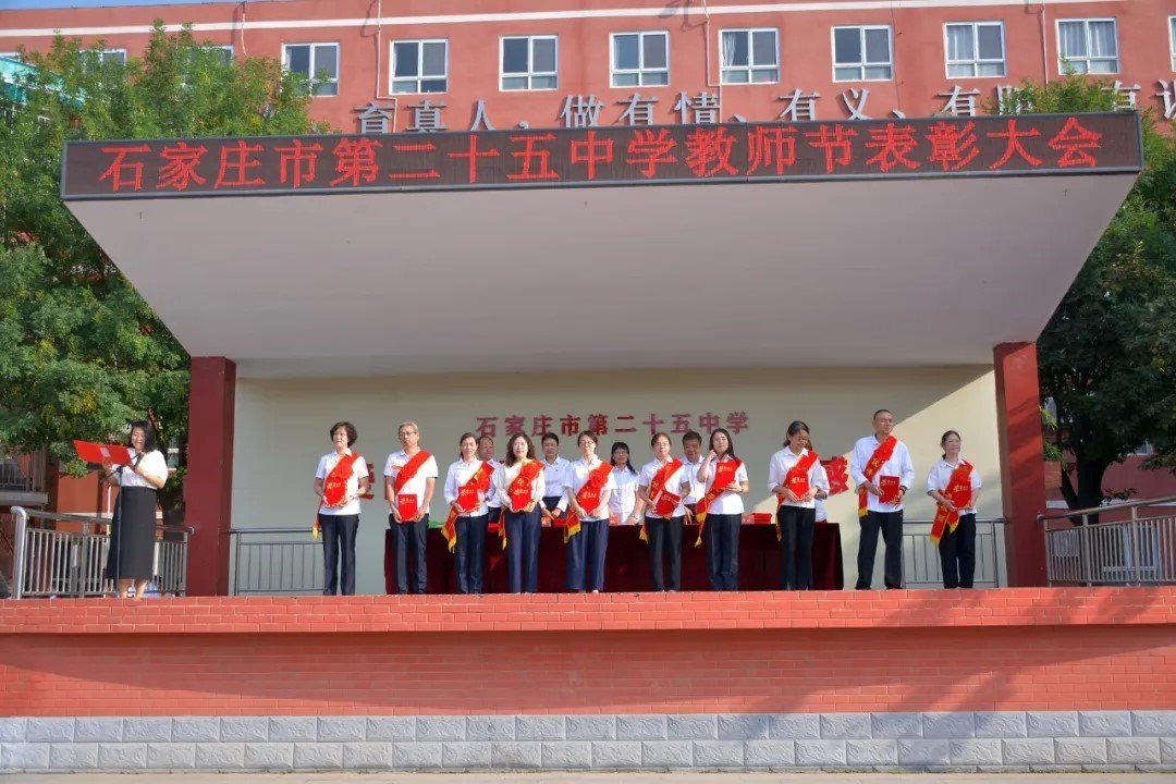 初二2班周珉伊两位同学带来诗朗诵《您