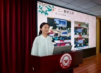 为汇报会拉开温情震撼的序幕