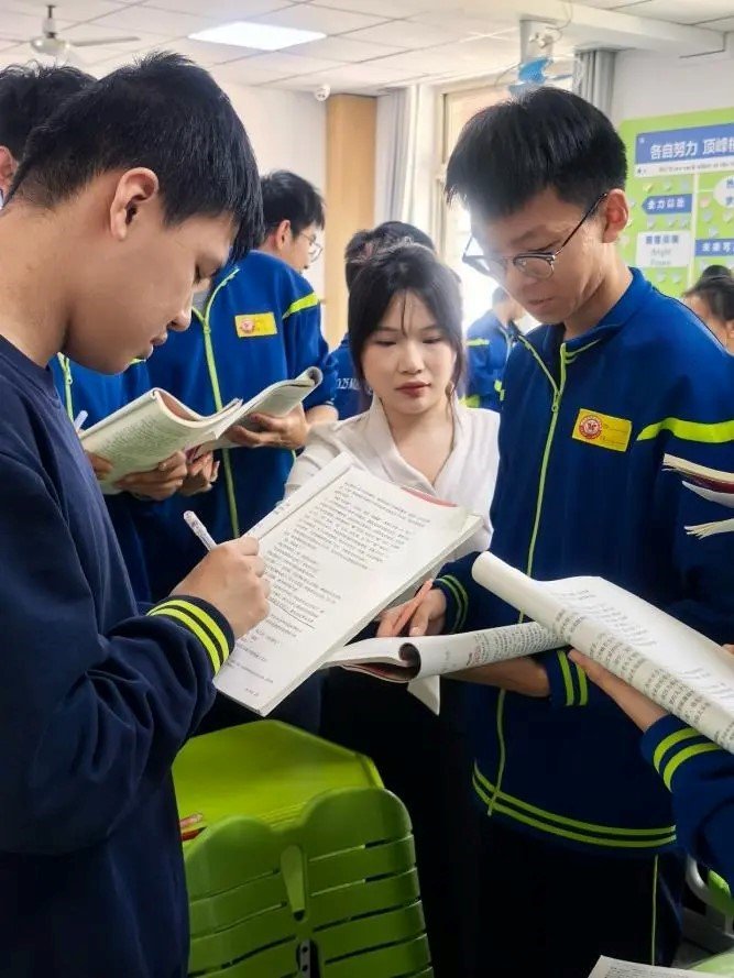赵洁老师从班主任的角度为大家分享《做