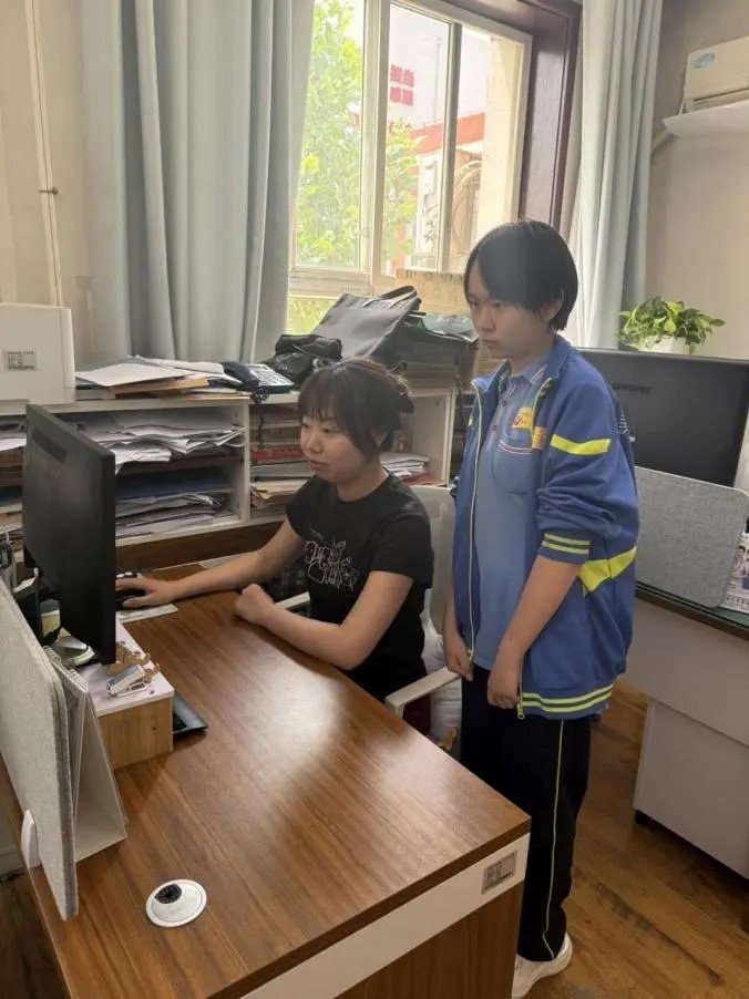 青年万利国际官网协助中心们以书为媒
